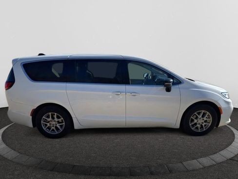 Used 2024 Chrysler Pacifica Touring-L image 2