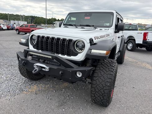 Used 2024 Jeep Wrangler Unlimited Rubicon w/ Convenience Group AWD/4WD image 10