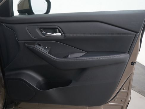 Used 2024 Nissan Rogue SV w/ SV Premium Package image 12