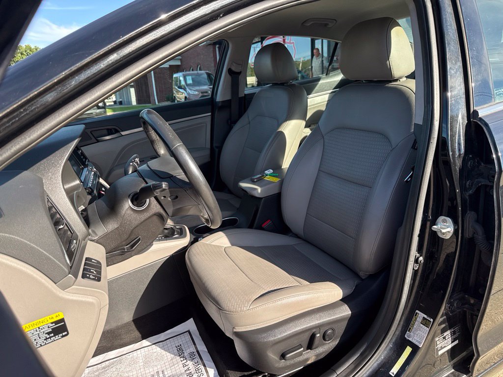 Used 2017 Hyundai Elantra Limited FWD image 2