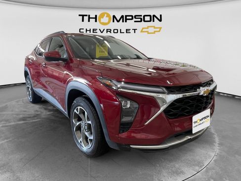 Used 2025 Chevrolet Trax LT FWD image 7