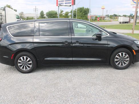 Used 2023 Chrysler Pacifica Touring-L image 8