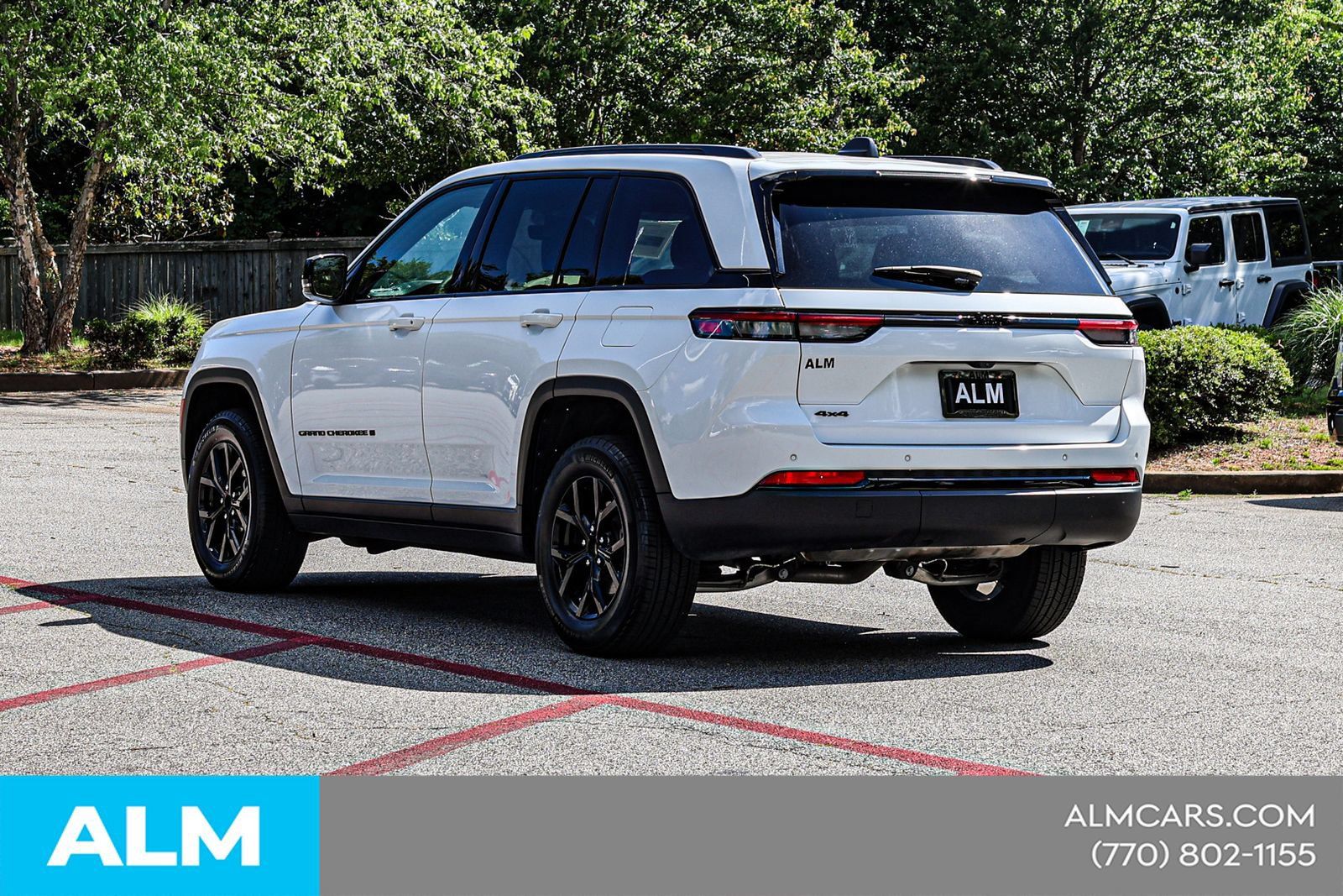 Used 2025 Jeep Grand Cherokee Altitude AWD/4WD image 8