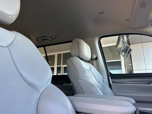 Used 2024 Jeep Wagoneer L Series II w/ Flexible Seating Group image 18