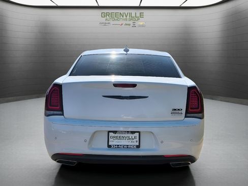 Used 2022 Chrysler 300 Touring L RWD image 4