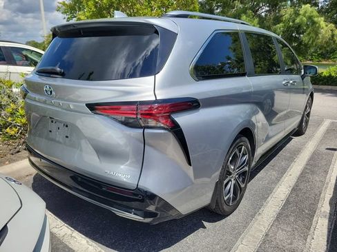 Used 2025 Toyota Sienna Platinum FWD image 4