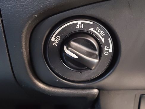 Used 2022 Nissan Frontier SV AWD/4WD image 32