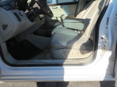 Used 2010 Cadillac DTS Luxury image 12