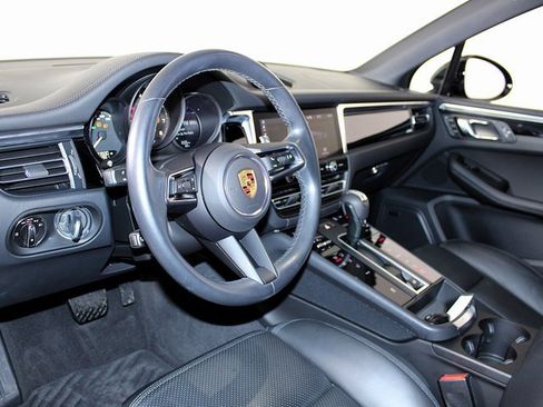Certified 2023 Porsche Macan image 5