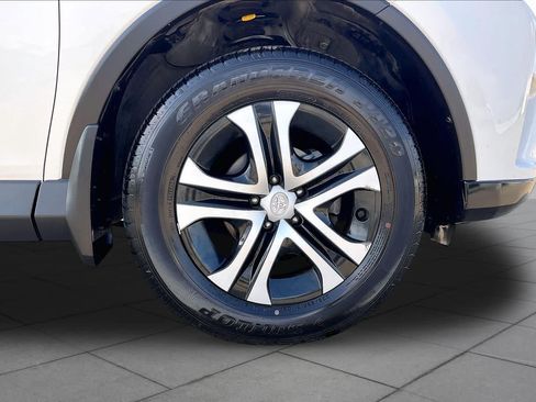Used 2018 Toyota RAV4 LE FWD image 11