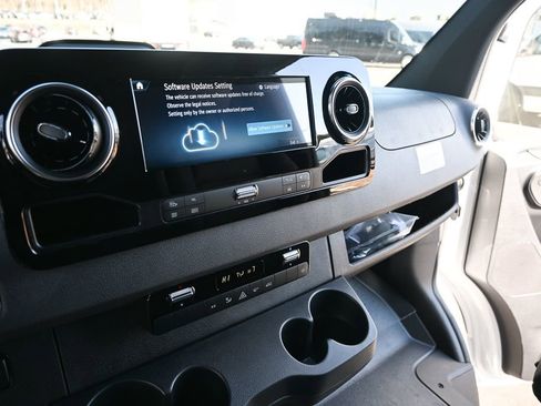 Used 2025 Mercedes-Benz Sprinter 2500 image 14