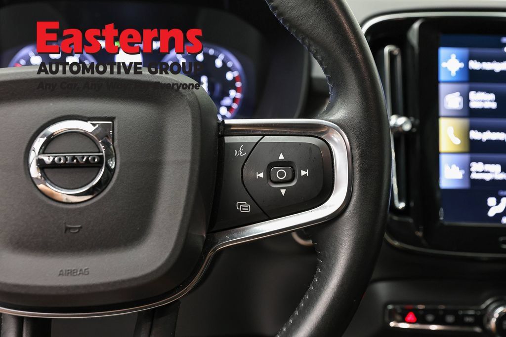 Used 2021 Volvo XC40 T4 Momentum FWD image 17