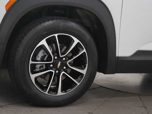 Used 2025 Chevrolet TrailBlazer LT w/ LT Cold Weather Package AWD/4WD image 29