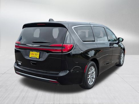 Used 2025 Chrysler Pacifica Select FWD image 7