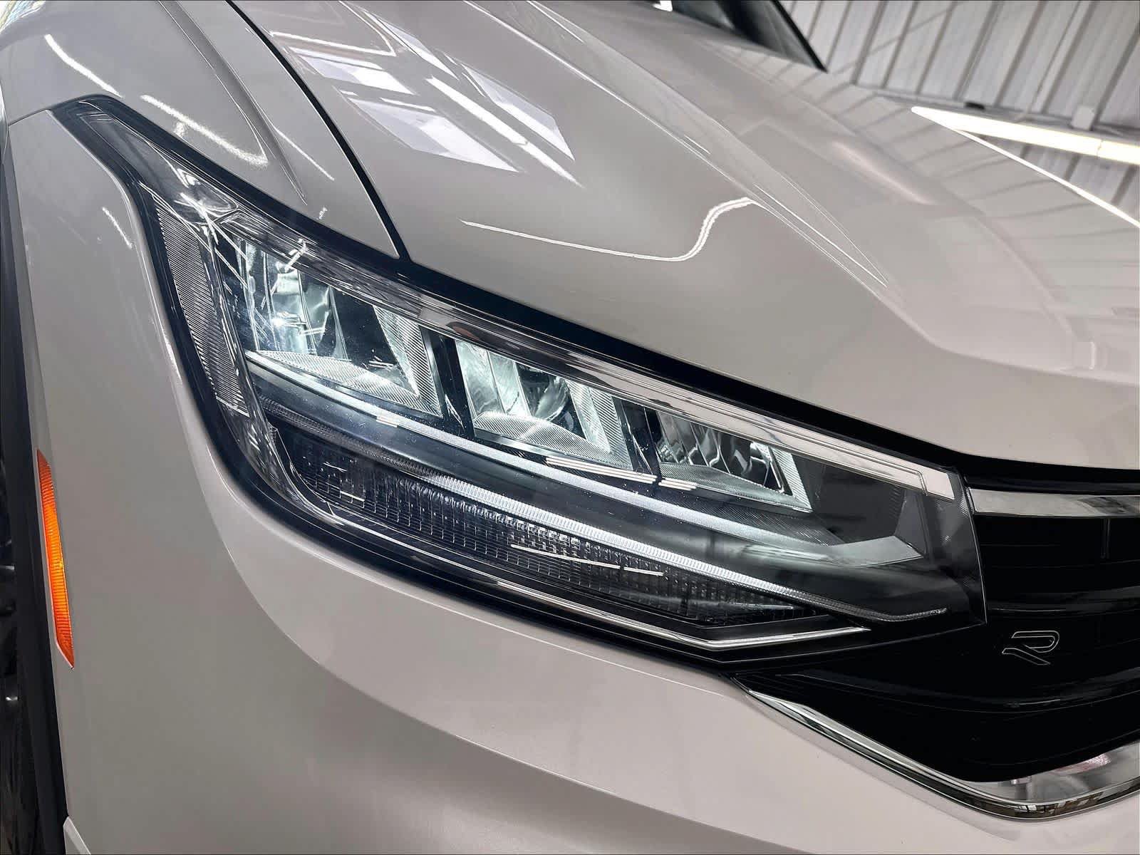 Used 2023 Volkswagen Tiguan SE R-Line AWD/4WD image 35