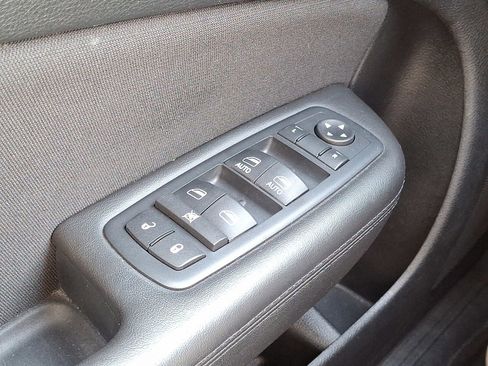 Used 2016 Chrysler 200 Limited w/ Convenience Group image 25