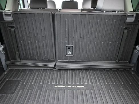 Used 2022 Toyota Highlander LE image 17