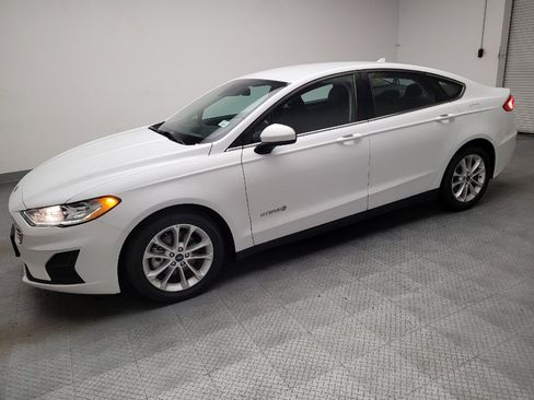 Used 2019 Ford Fusion SE FWD image 2