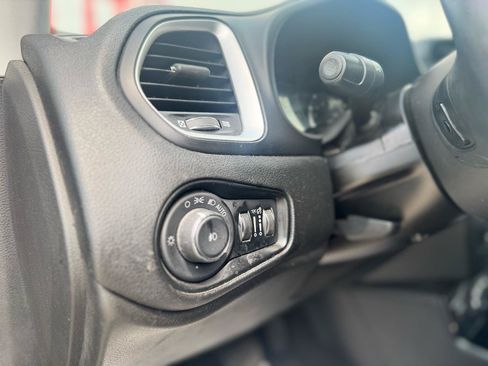 Used 2018 Jeep Renegade Latitude AWD/4WD image 39