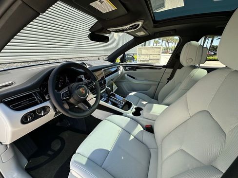 Used 2025 Porsche Macan image 4