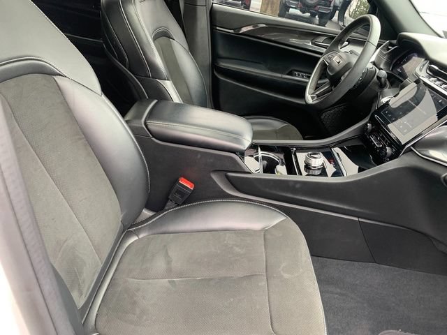 Used 2023 Jeep Grand Cherokee Altitude AWD/4WD image 11
