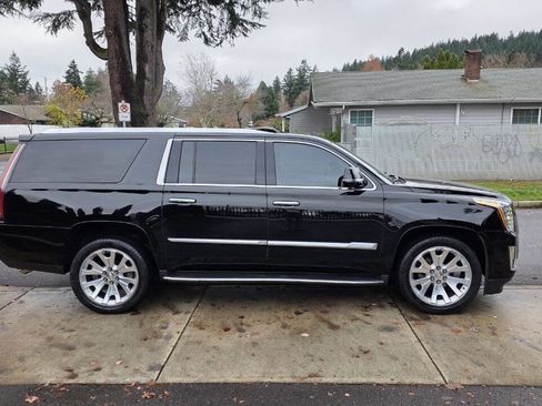 Used 2017 Cadillac Escalade ESV Luxury image 4