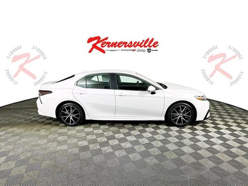 Used 2022 Toyota Camry SE image 8