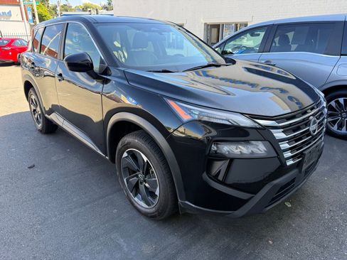 Used 2024 Nissan Rogue SV image 3