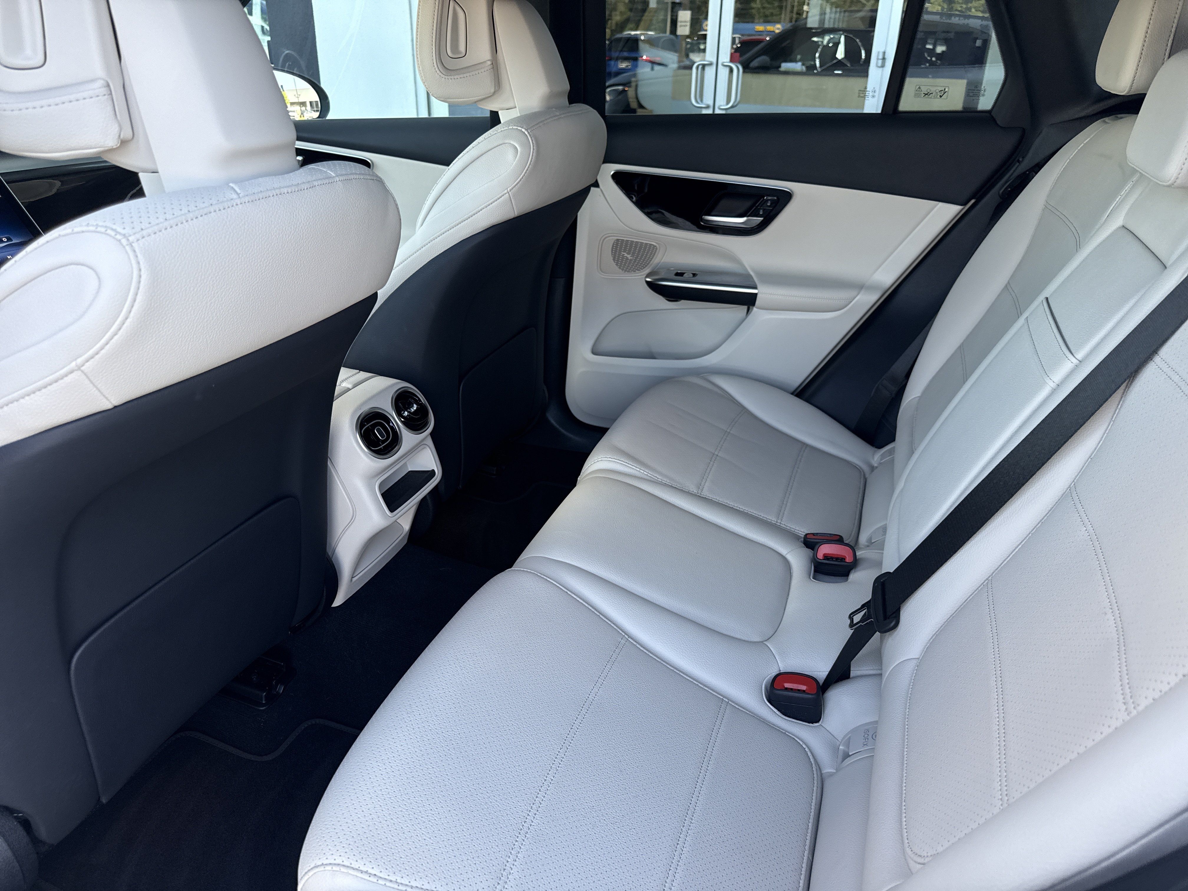 Used 2025 Mercedes-Benz GLC 300 4MATIC image 12