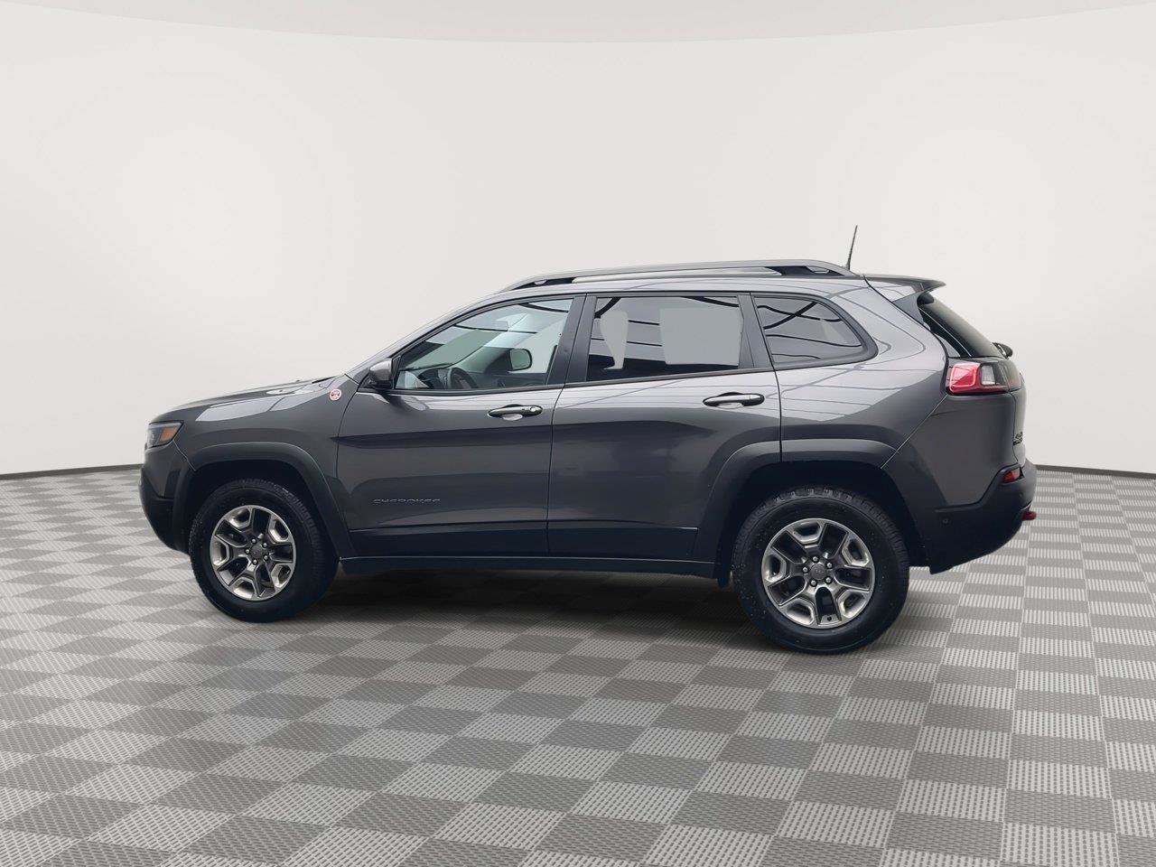 Used 2019 Jeep Cherokee Trailhawk AWD/4WD image 37