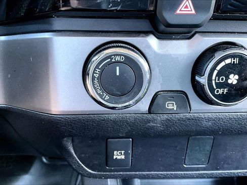 Used 2017 Toyota Tacoma SR5 AWD/4WD image 34
