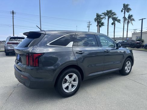 Used 2023 Kia Sorento LX FWD image 5