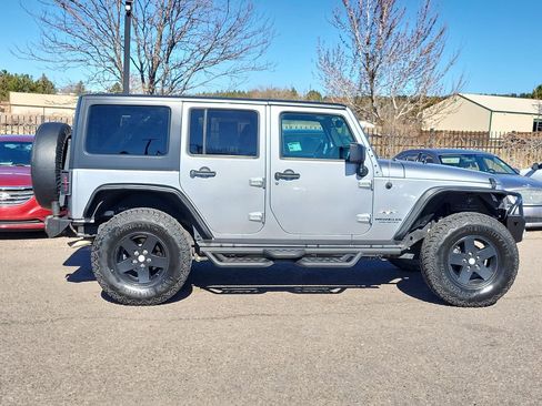 Used 2017 Jeep Wrangler Unlimited Sahara w/ Connectivity Group AWD/4WD image 3