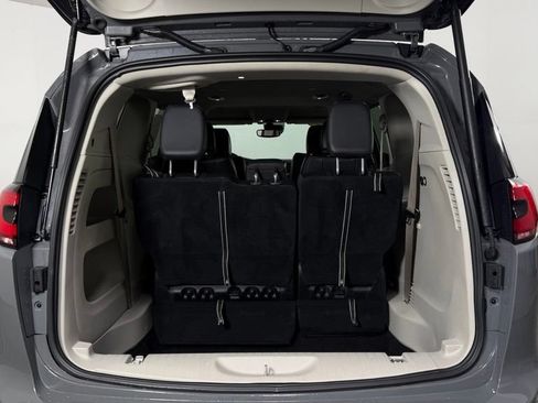 Used 2022 Chrysler Pacifica Touring-L FWD image 10