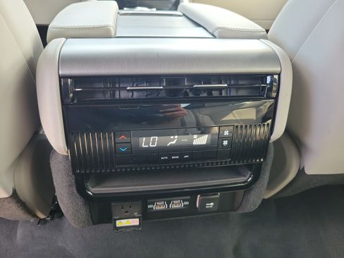 Used 2025 Jeep Wagoneer L 4WD w/ Premium Group I image 8