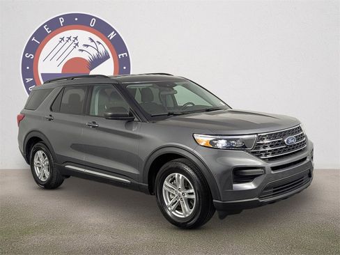 Used 2024 Ford Explorer XLT image 2