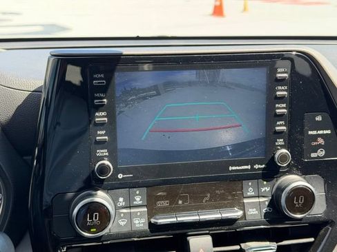 Used 2020 Toyota Highlander LE AWD/4WD image 15