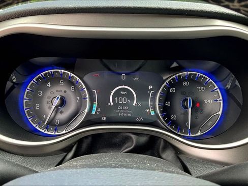Used 2021 Chrysler Pacifica Touring-L w/ Uconnect Theater Family Group AWD/4WD image 11