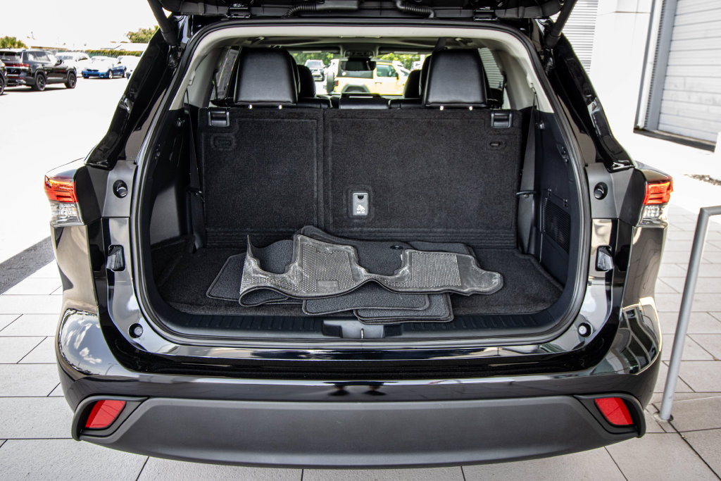 Used 2024 Toyota Highlander XLE FWD image 17