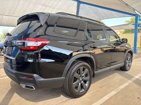 Used 2025 Honda Pilot Sport image 6