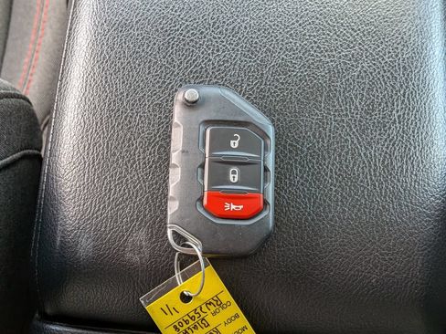 Used 2024 Jeep Wrangler Unlimited Rubicon AWD/4WD image 36