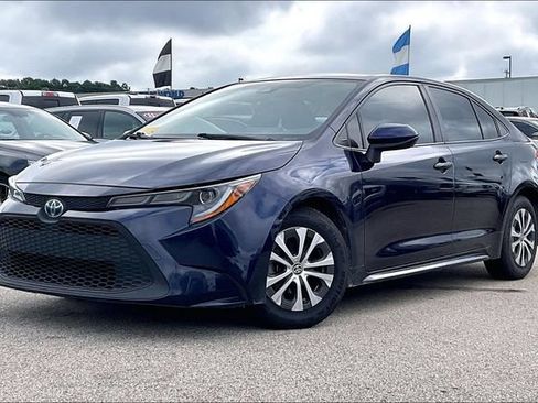 Used 2022 Toyota Corolla LE FWD image 2