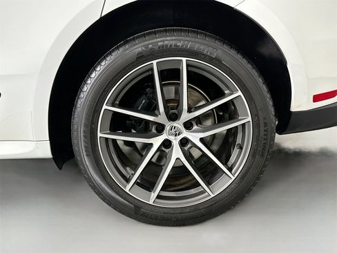 Certified 2023 Porsche Macan image 12