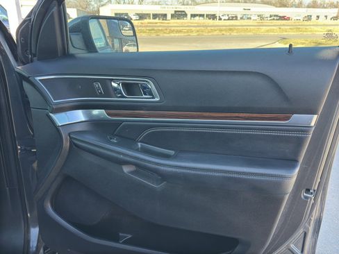 Used 2017 Ford Explorer Limited image 31