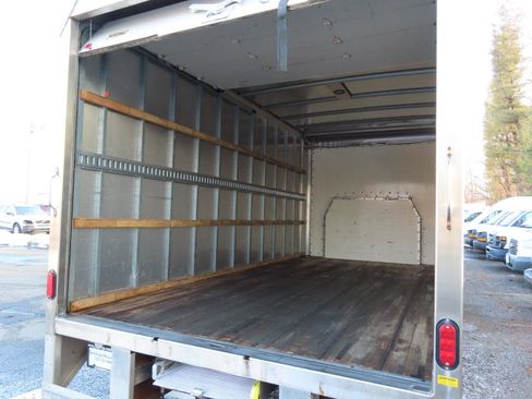 Used 2017 Ford E-350 and Econoline 350 Super Duty w/ Power Windows & Locks Group image 7