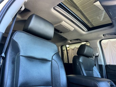 Used 2019 Chevrolet Suburban Premier AWD/4WD image 19
