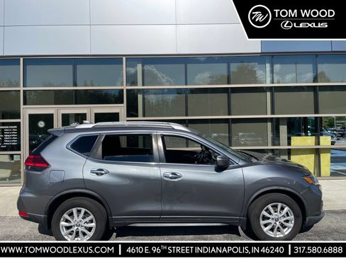 Used 2017 Nissan Rogue SV FWD image 1