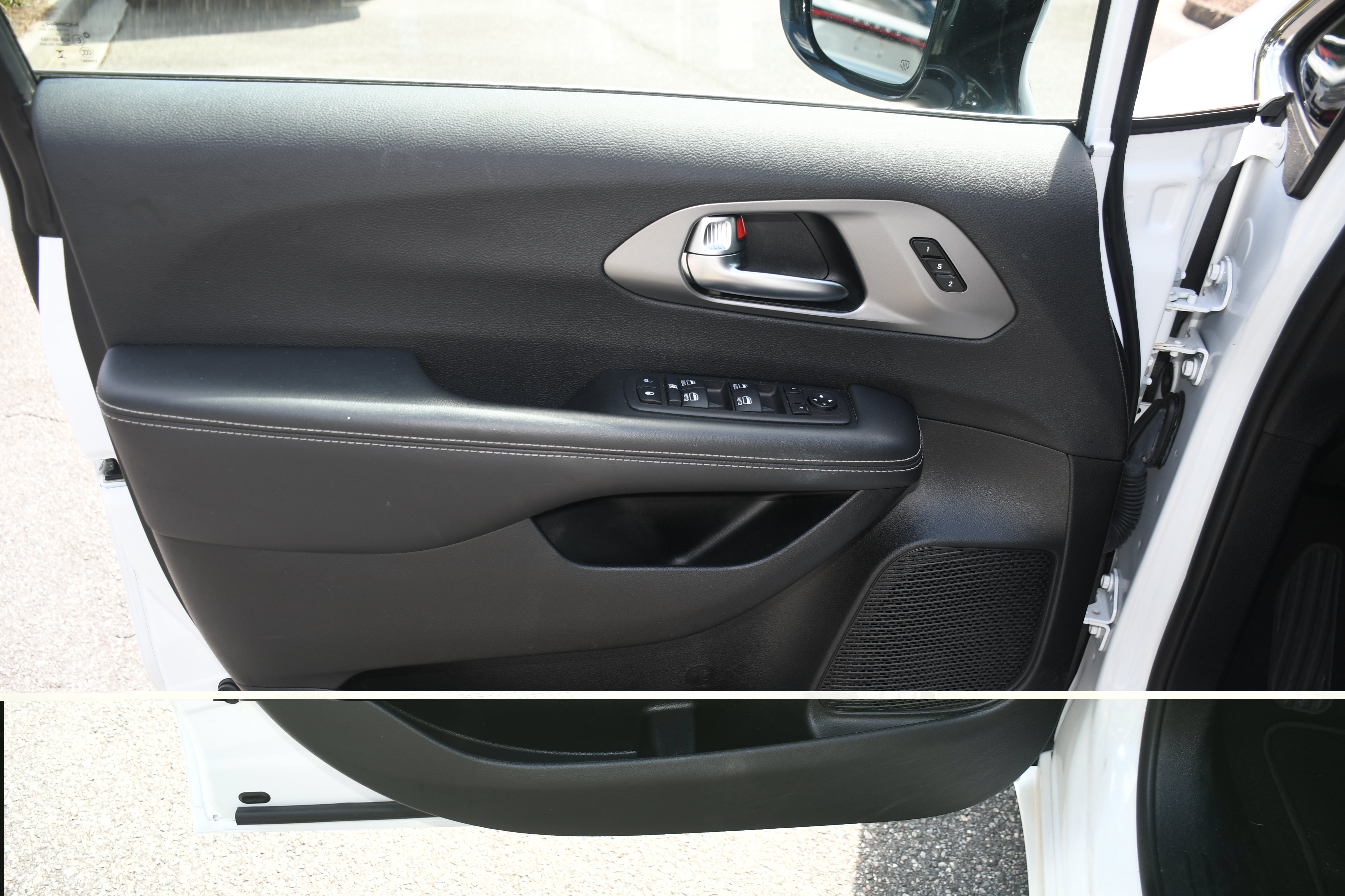Used 2025 Chrysler Pacifica Select FWD image 9