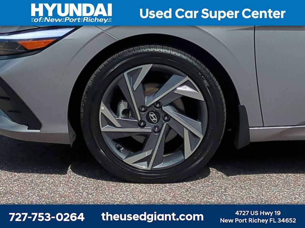 Certified 2025 Hyundai Elantra Limited FWD image 10