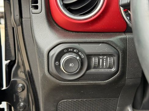 Used 2022 Jeep Wrangler Unlimited Rubicon w/ Cold Weather Group image 19